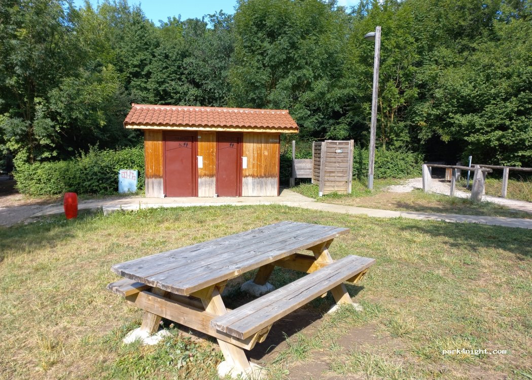 (01800) Pérouges - 1406 Route de Trévoux — foto 2