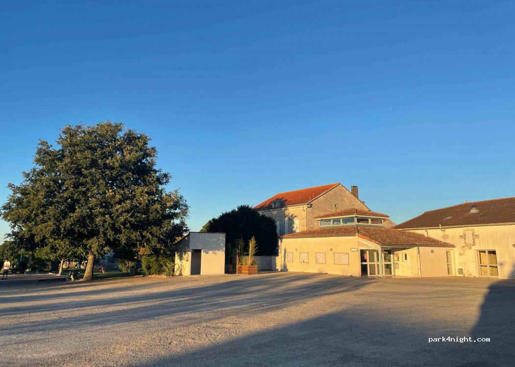(17120) Épargnes - 1 Place de la Mairie — foto