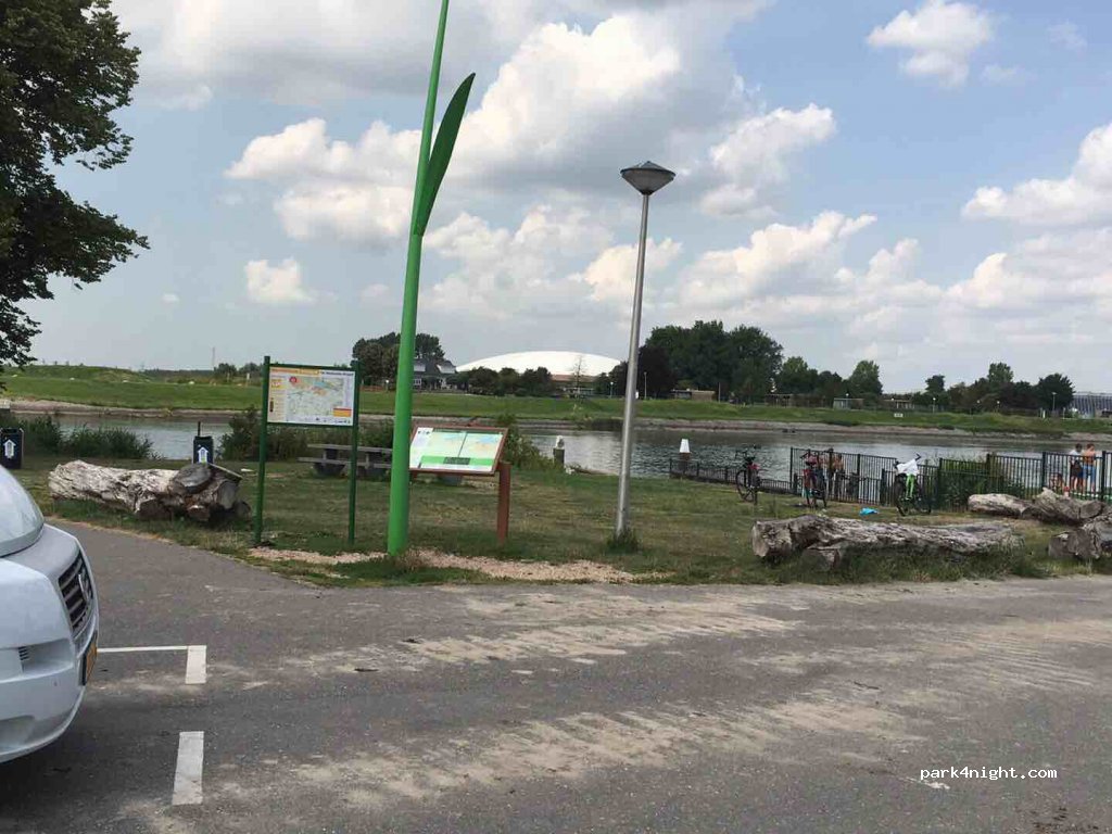 () Oud-Beijerland - 31 Randweg — foto