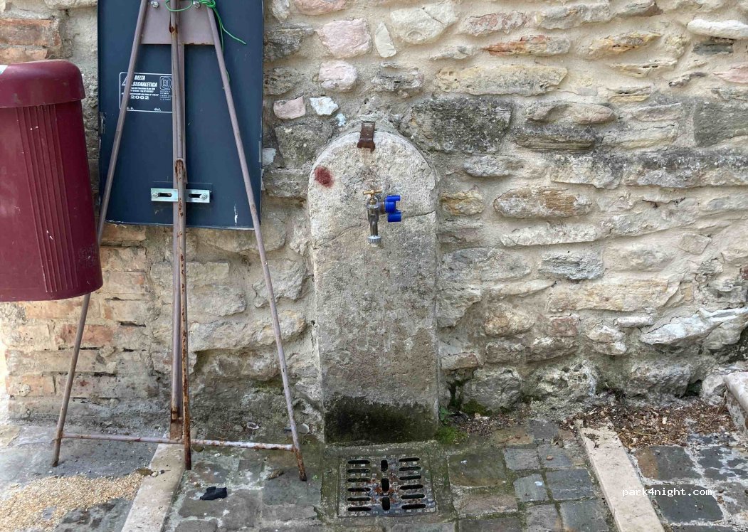 (61034) Isola di Fano - 66 Via del Corso — foto