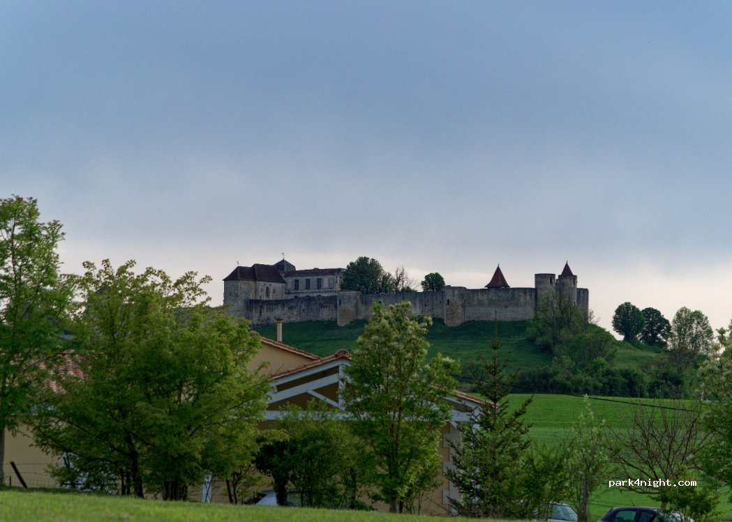 Très belle Vue du Château de Villebois Lavalette — foto