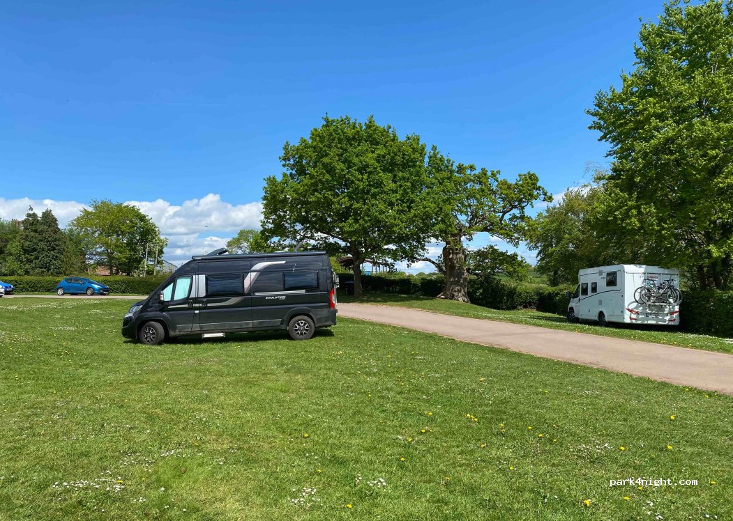 (NP15 2BT) Raglan - Castle Road — foto