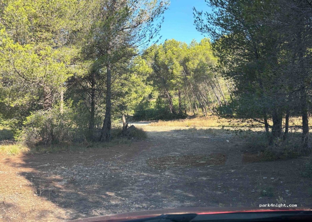 (13500) Martigues - Chem. du Trou du Loup — foto 4