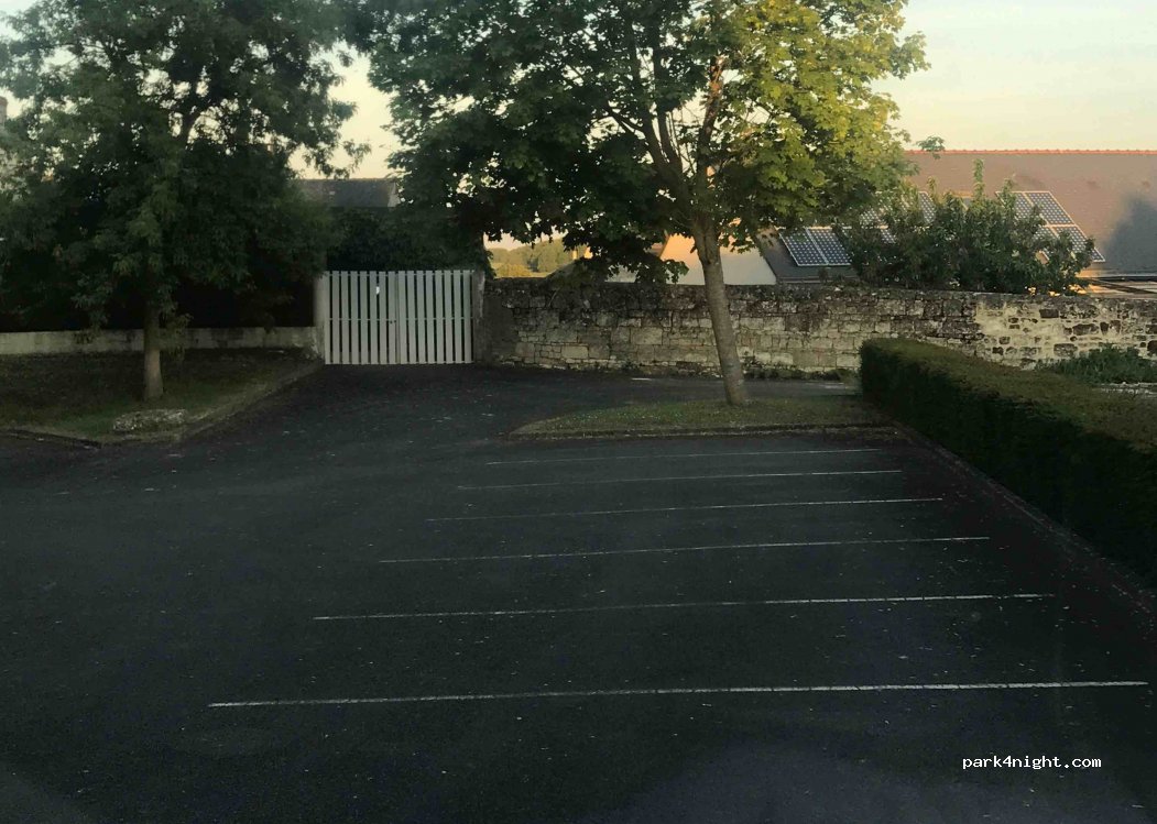 (49400) Varrains - 1 Place de l'Église — foto