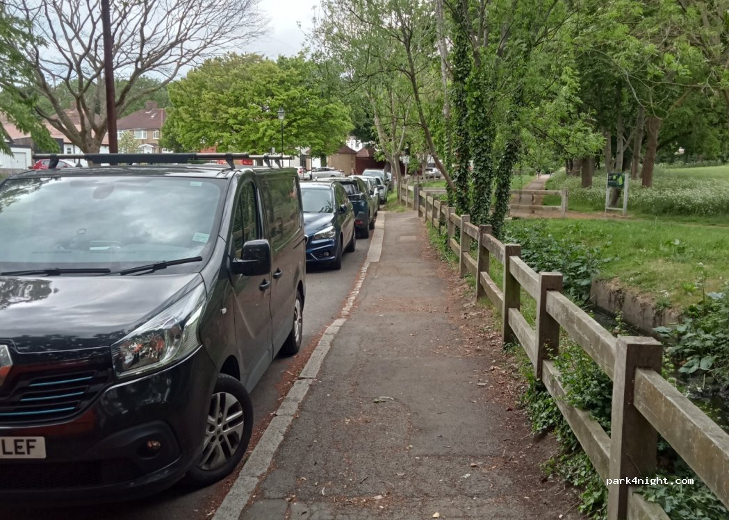 (UB5 6AE) Northolt - Ealing Road — foto