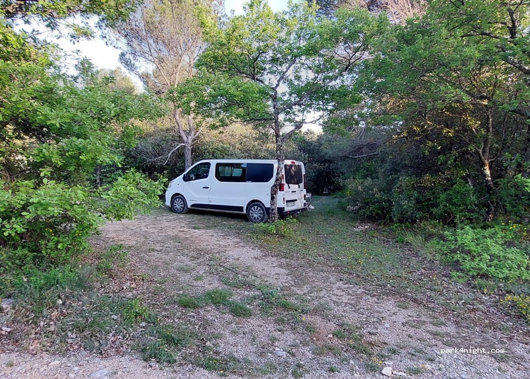 (84490) Saint-Saturnin-lès-Apt - — foto
