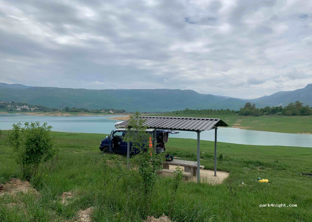 (RG6W+V29) Podbor - Unnamed Road — foto
