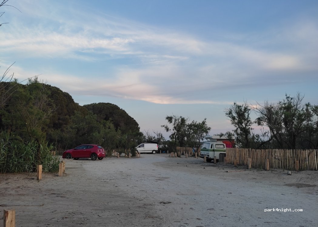 (30220) Aigues-Mortes - Unnamed road — foto