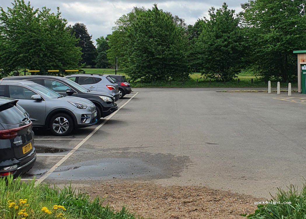 (KT8 1ST) Molesey - Sadlers Ride — foto