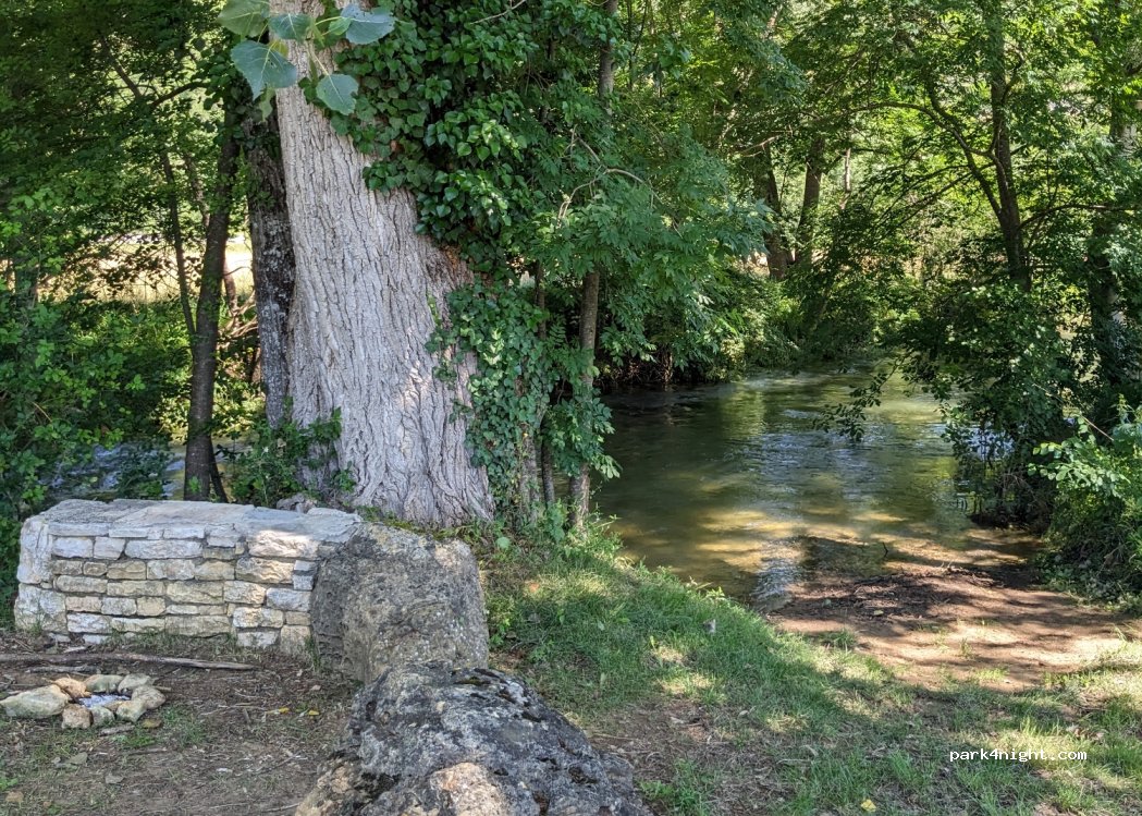 (24250) Bouzic - Rte des Deux Villages — foto 2