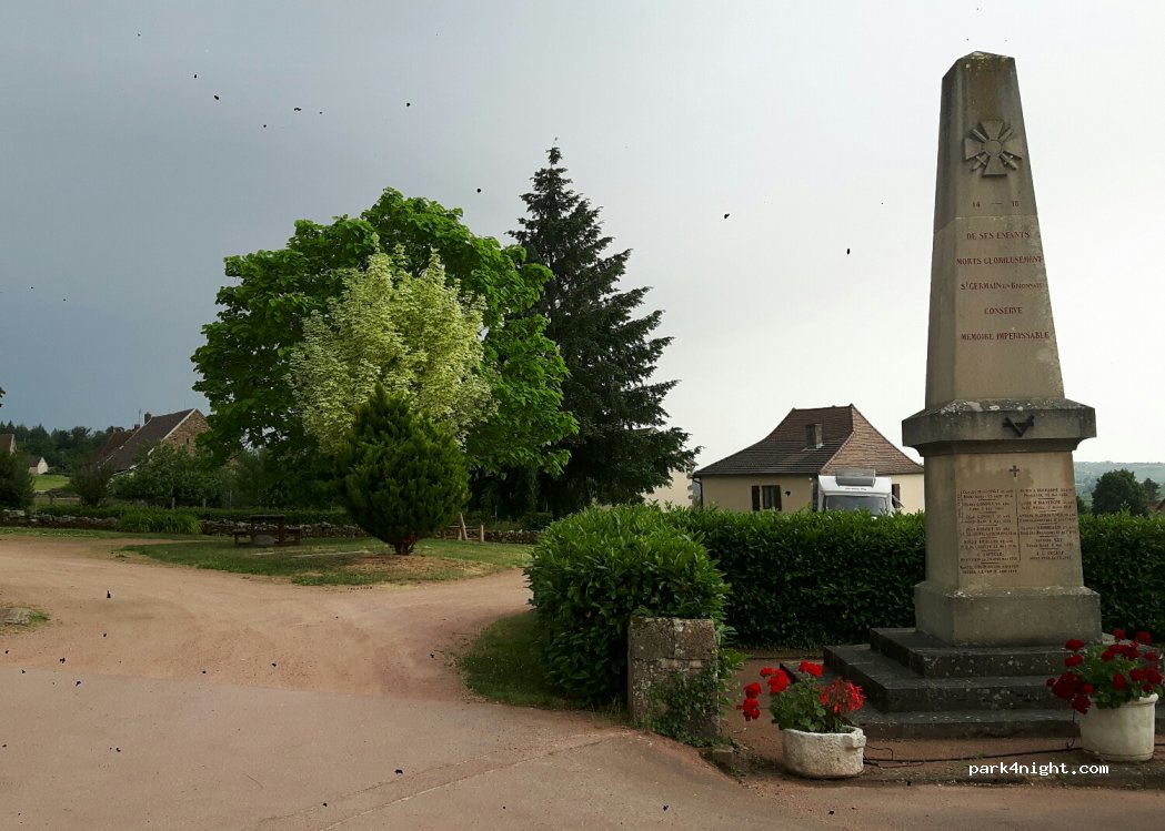 (71800) Saint-Germain-en-Brionnais - 225 D402 — foto
