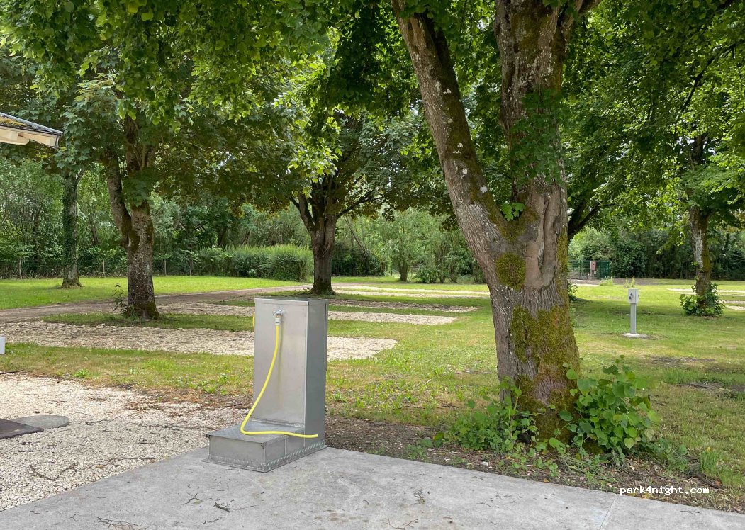 Aire Camping-car d'Entrains sur Nohain — foto 2