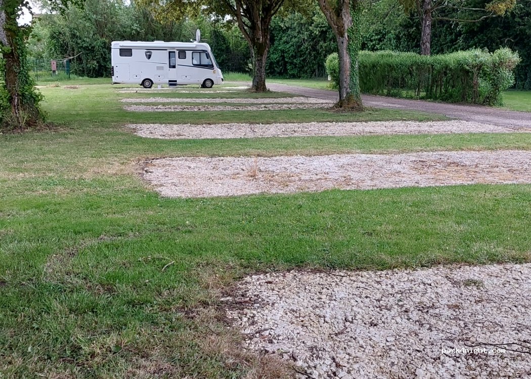 Aire Camping-car d'Entrains sur Nohain — foto 3