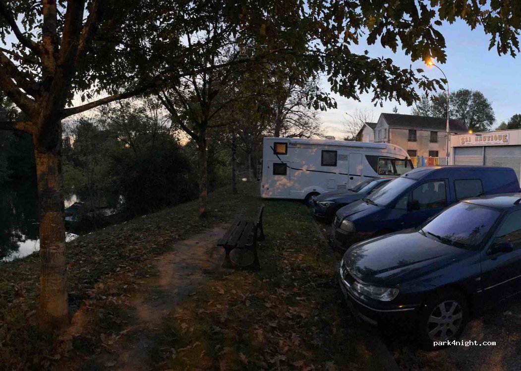 (16000) Angoulême - 6 Chemin de Halage — foto