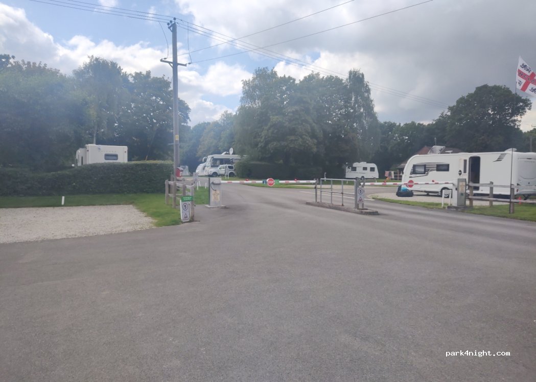 Hunter's Moon Caravan and Motorhome Club Campsite — foto 3