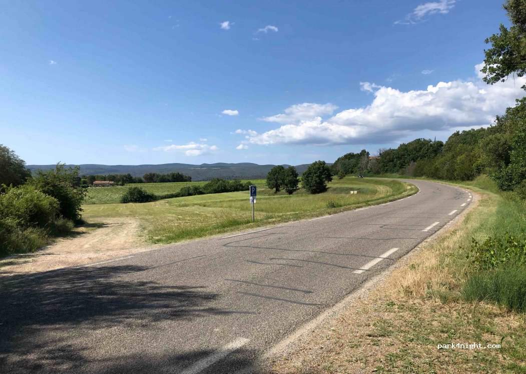 (84220) Roussillon - D227 — foto