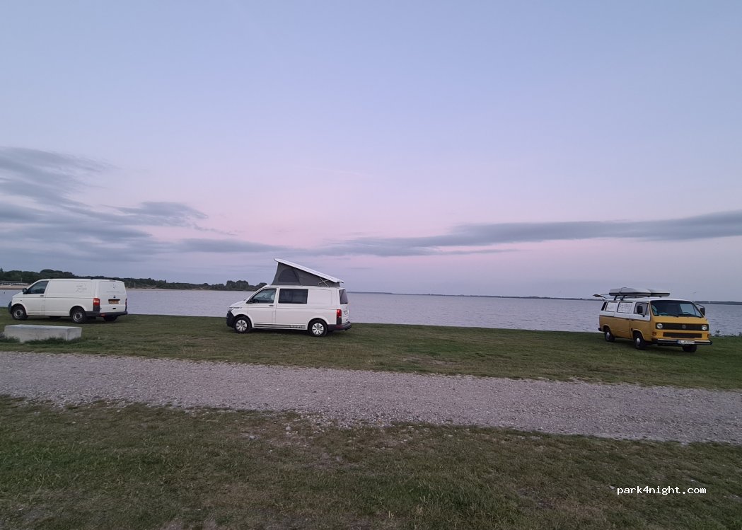 (R3V8+8F) Hellevoetsluis - Oever — foto