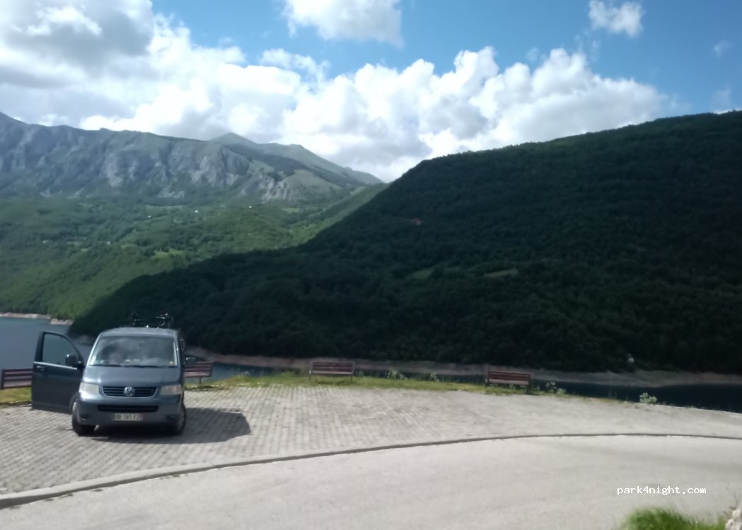 (5R2M+HF9) Pluzine - Unnamed road — foto