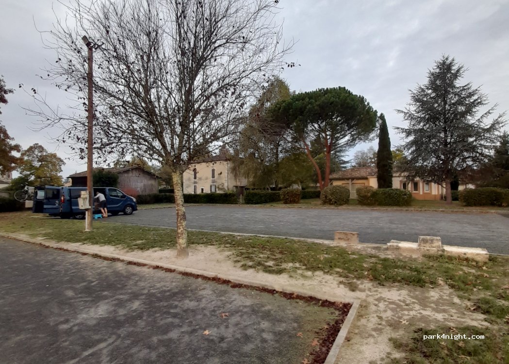 (33690) Lavazan - 25 Le Bourg — foto