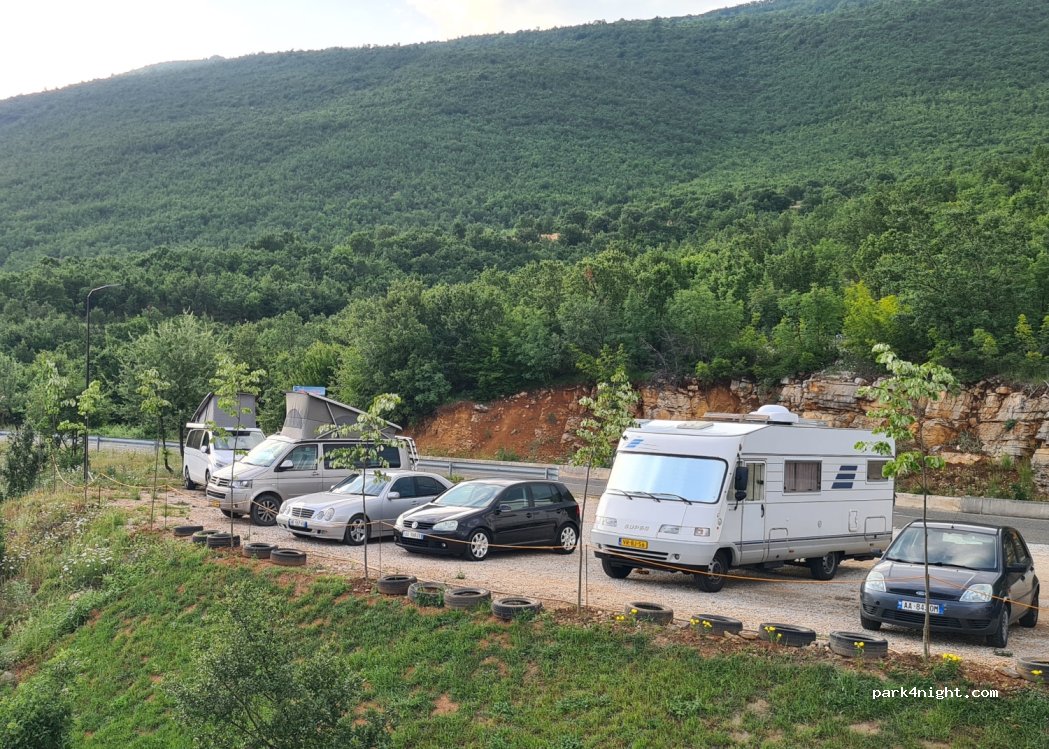 Forest Bar & Restaurant- Brrut — foto 3