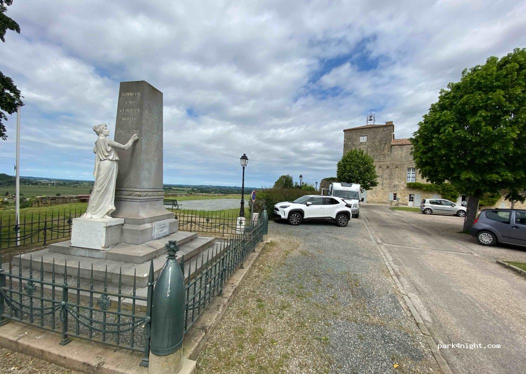 (33350) Pujols - 1 Place du 14 Juillet — foto