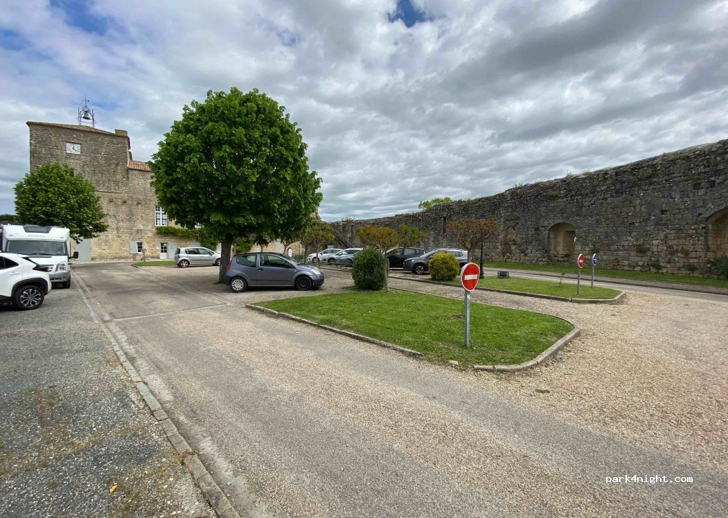(33350) Pujols - 1 Place du 14 Juillet — foto 2