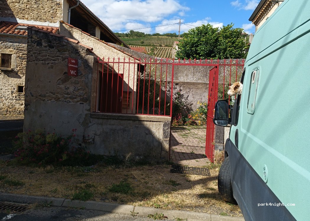 (63340) Boudes - 3 Place de la Mairie — foto