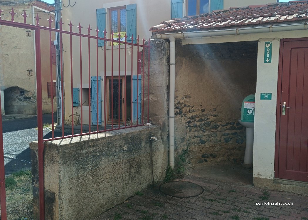 (63340) Boudes - 3 Place de la Mairie — foto 2