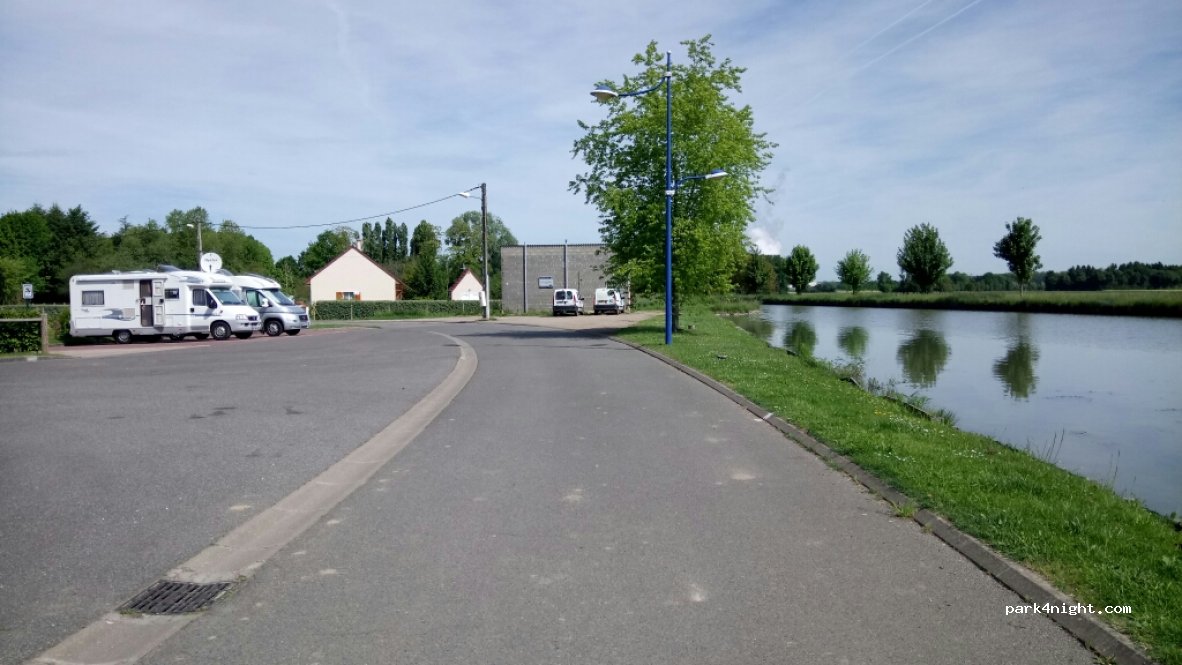 (18240) Léré - 2-10 Rue du Champ des Noyers — foto