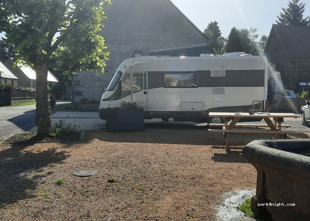 (63210) Olby - 70 Place de la Fontaine — foto 2