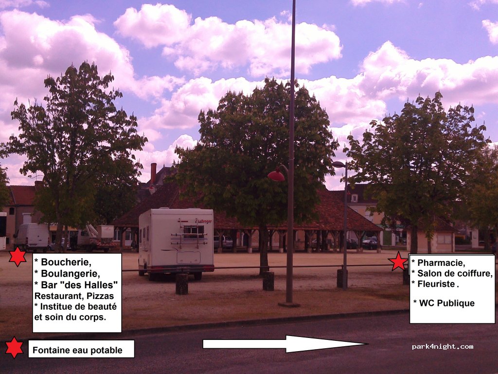 (86450) Pleumartin - 4 Place de L Hôtel de ville — foto