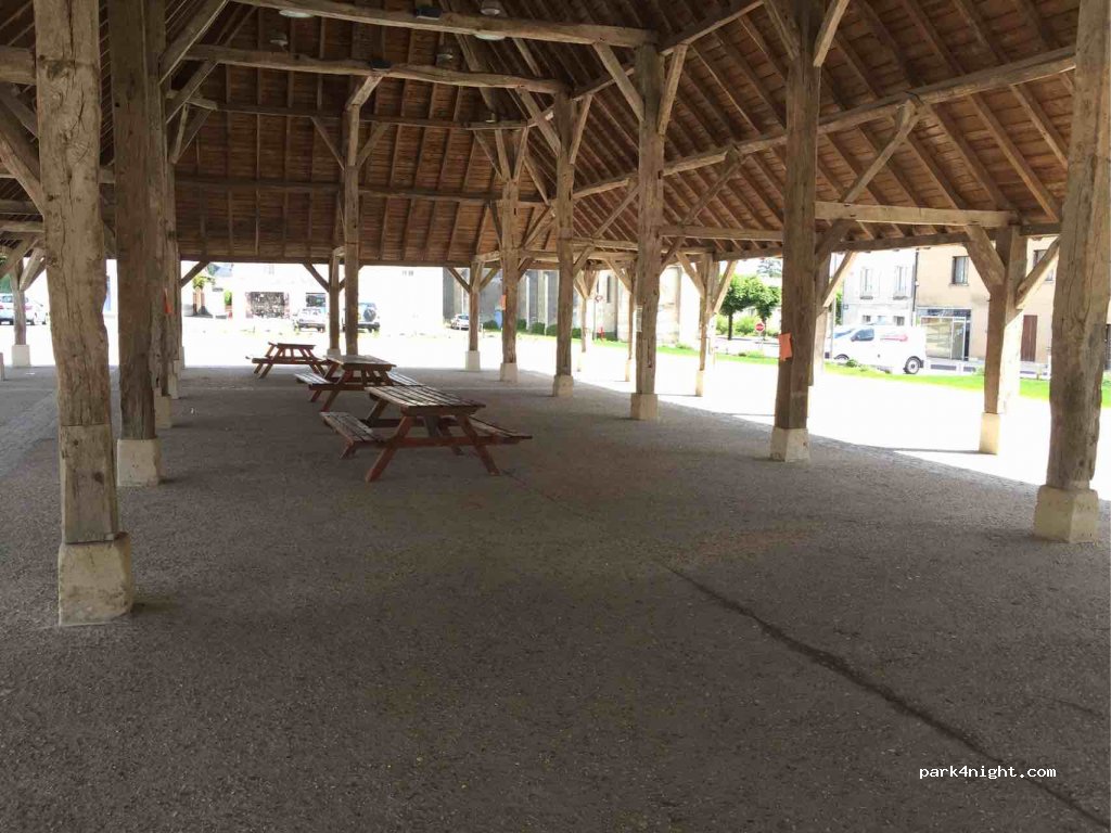 (86450) Pleumartin - 4 Place de L Hôtel de ville — foto 2