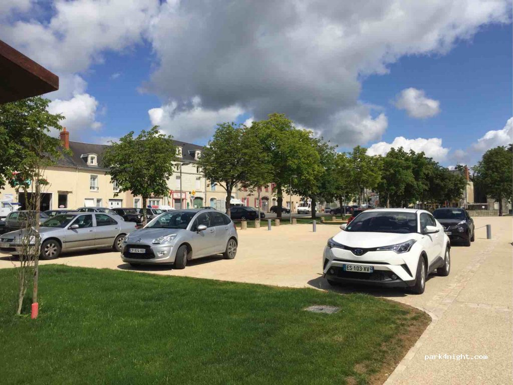 (86450) Pleumartin - 4 Place de L Hôtel de ville — foto 3