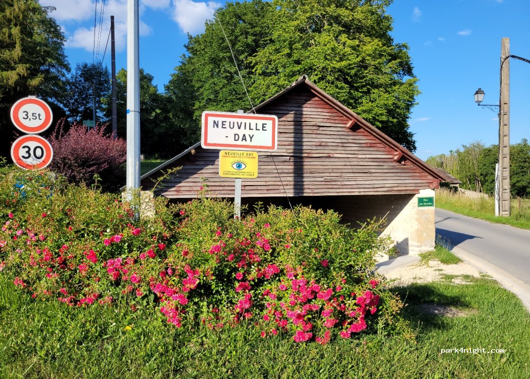 (08130) Neuville-Day - 12 Rue des Blondes — foto