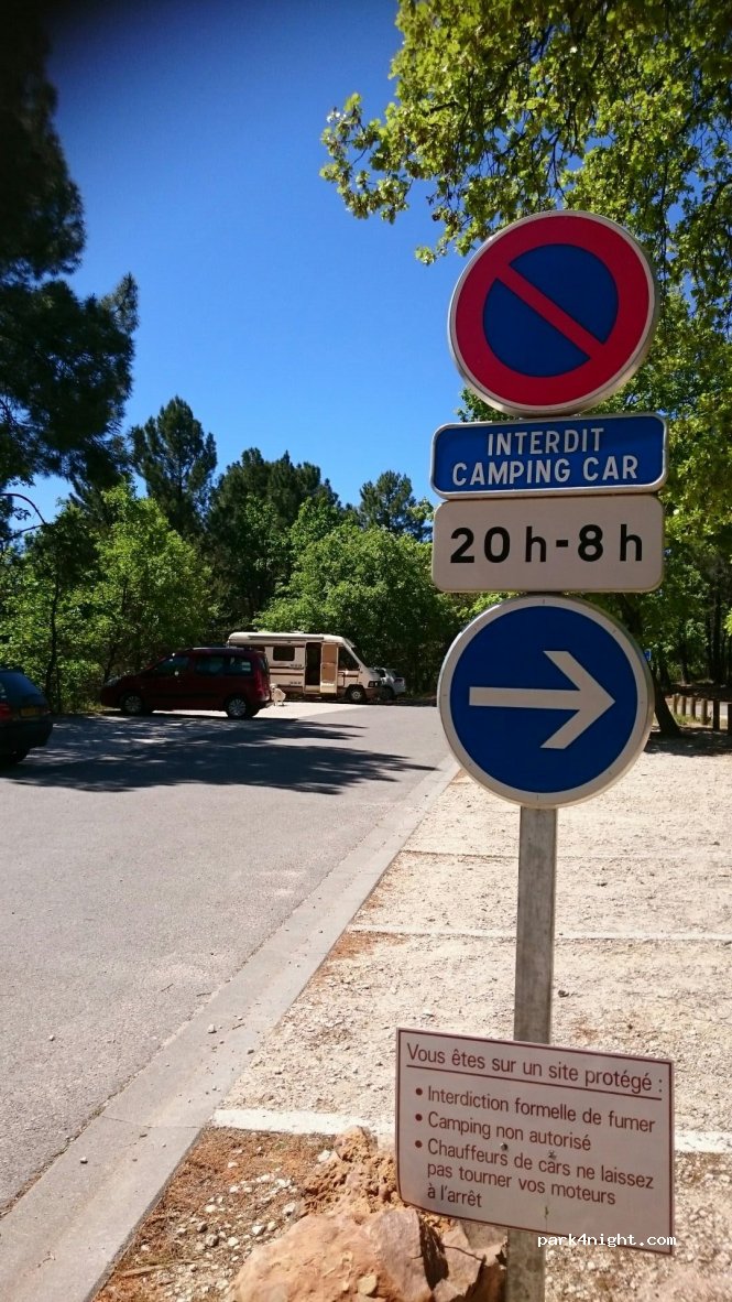 (84220) Roussillon - D104 — foto