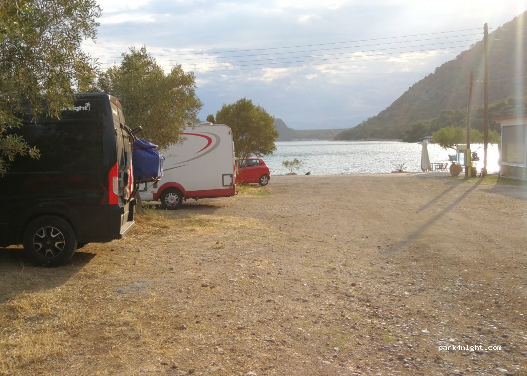 (203 00) Loutraki - 16 Eparchiaki Odos Loutrakiou-Limnis Vouliagmeni — foto
