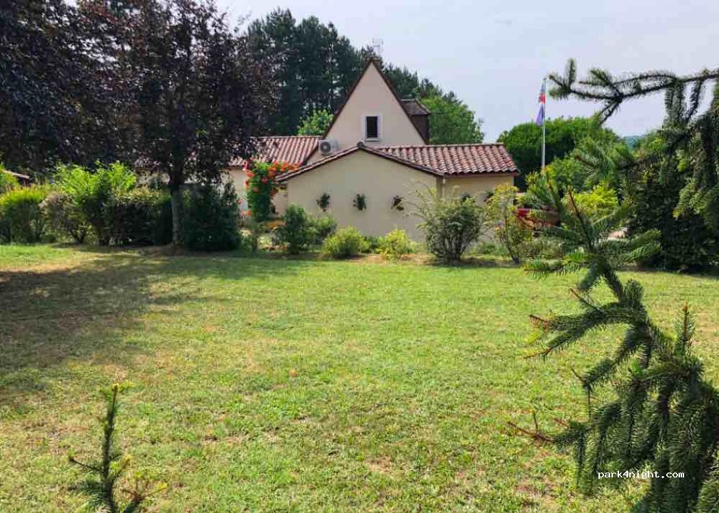 Aire privée pour camping-car l'Olivianne — foto 3