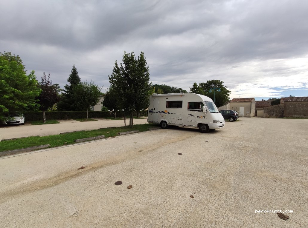 (17260) Cravans - 33 Rue du Jardin public — foto 2