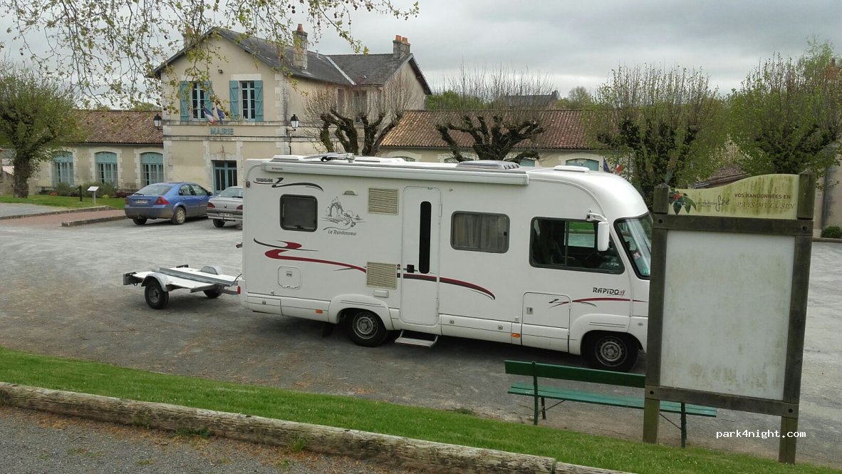 (86600) Sanxay - 7 Place de la Mairie — foto 2