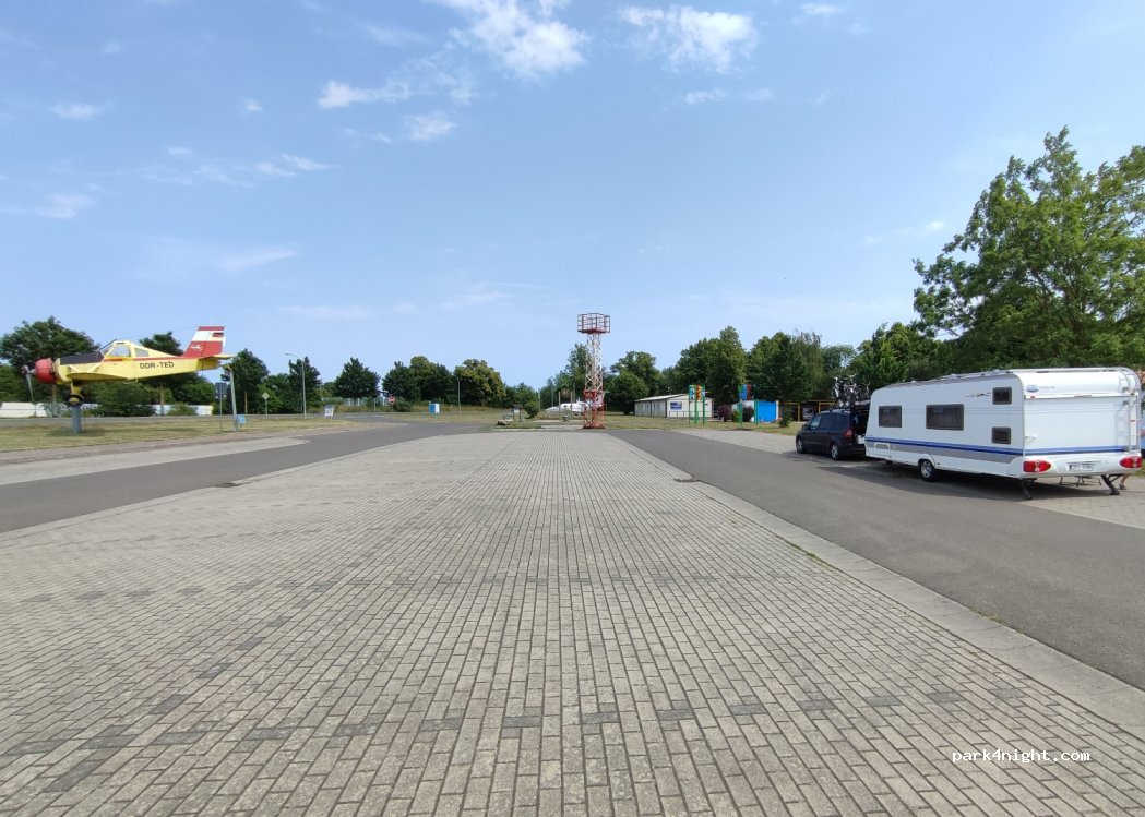 (17389) Anklam - 1 Am Flugplatz — foto