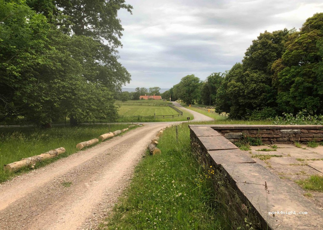 (533 94) Hällekis - Unnamed Road — foto 2
