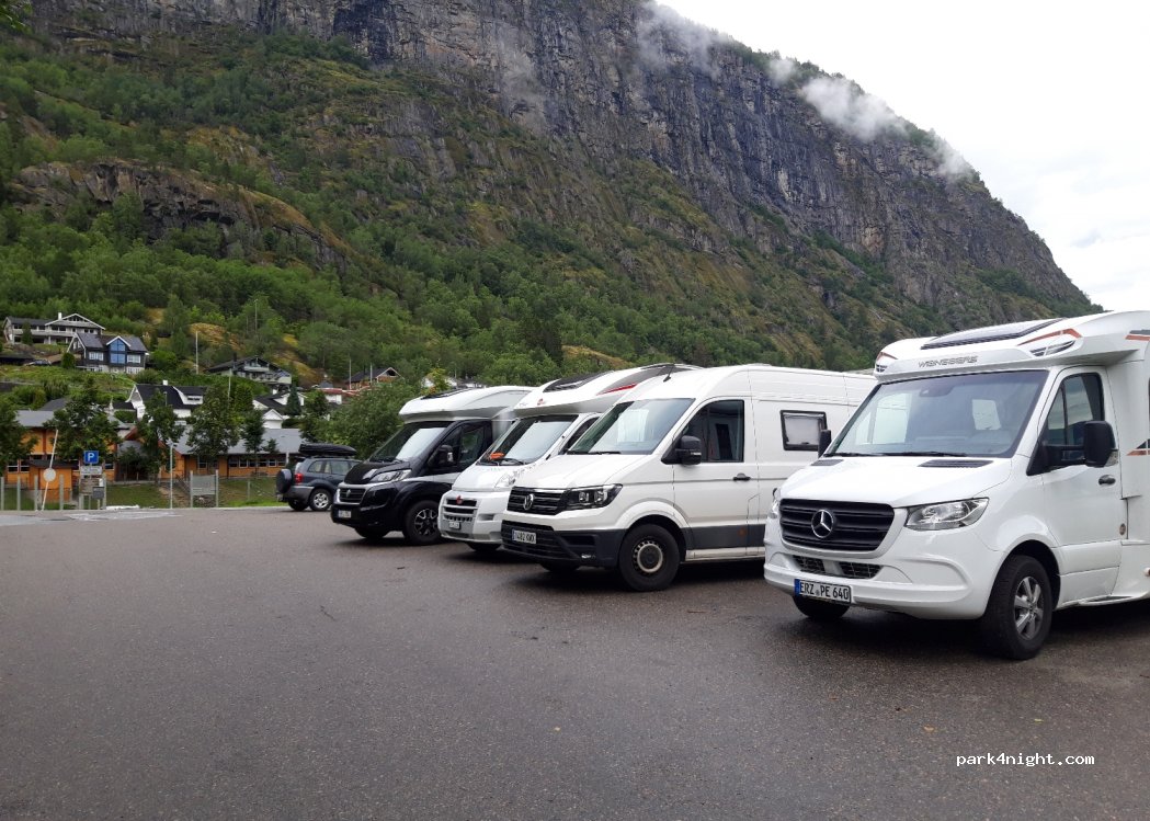 (6879) Solvorn - 2 Løteigane — foto