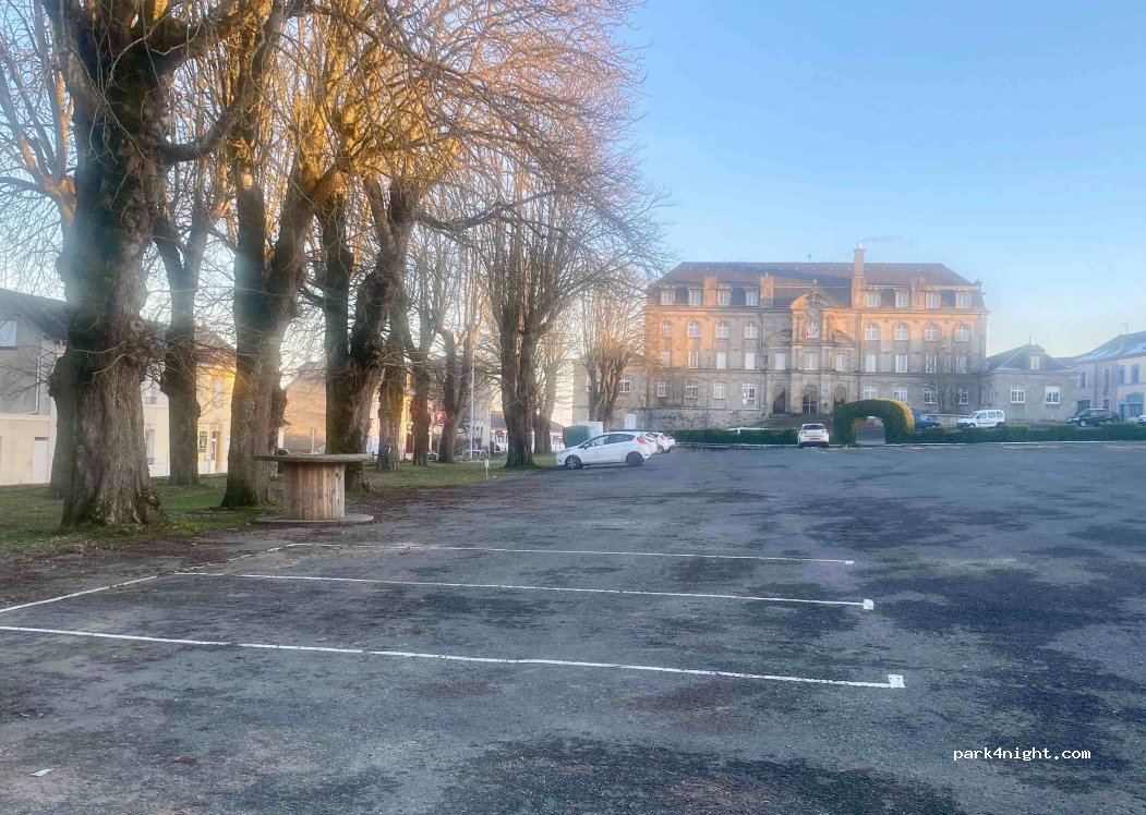 (23300) La Souterraine - 13 Place Amédée Lefaure — foto 2