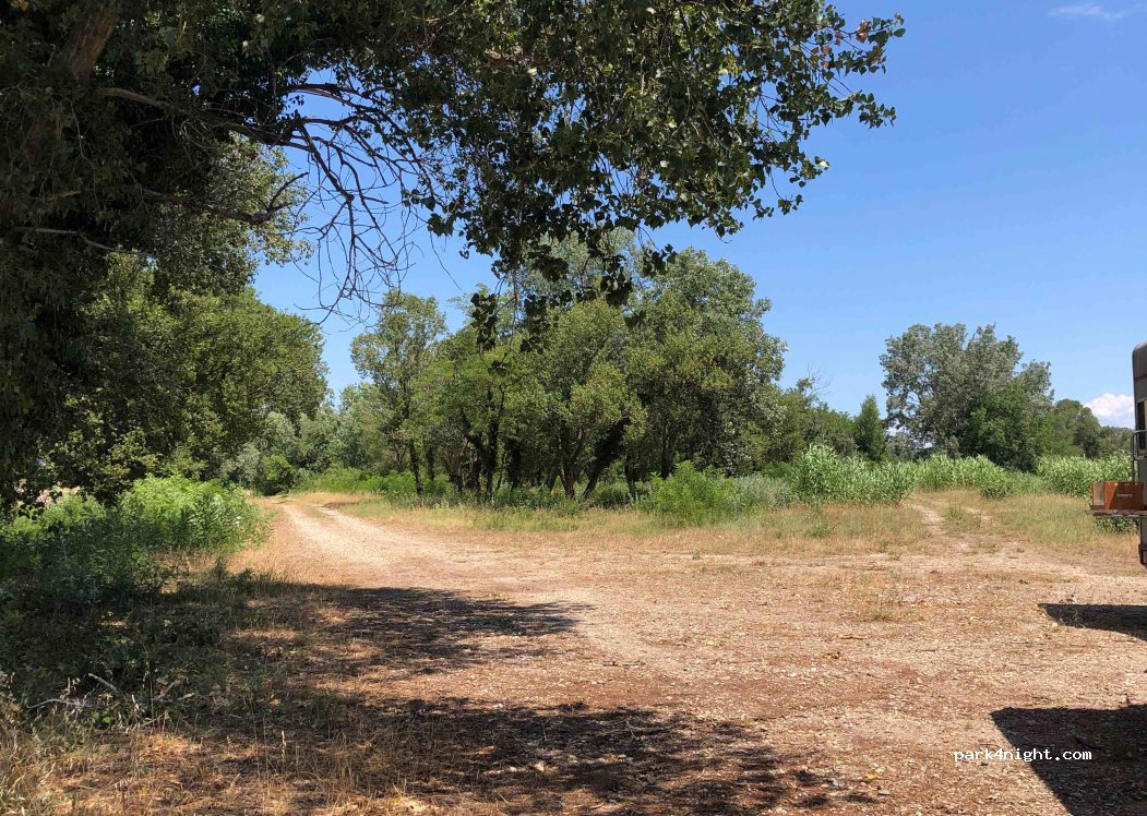 (84860) Caderousse - Unnamed Road — foto
