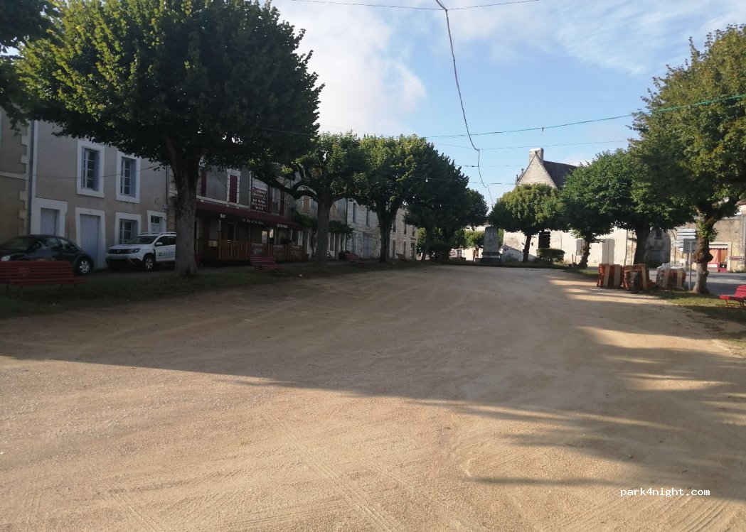 (24554) La Tour-Blanche-Cercles - 5 Place de Nanchapt — foto