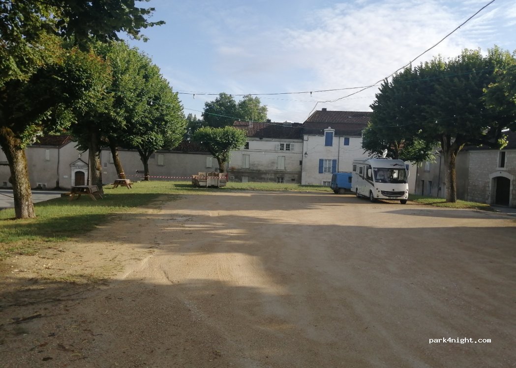 (24554) La Tour-Blanche-Cercles - 5 Place de Nanchapt — foto 2