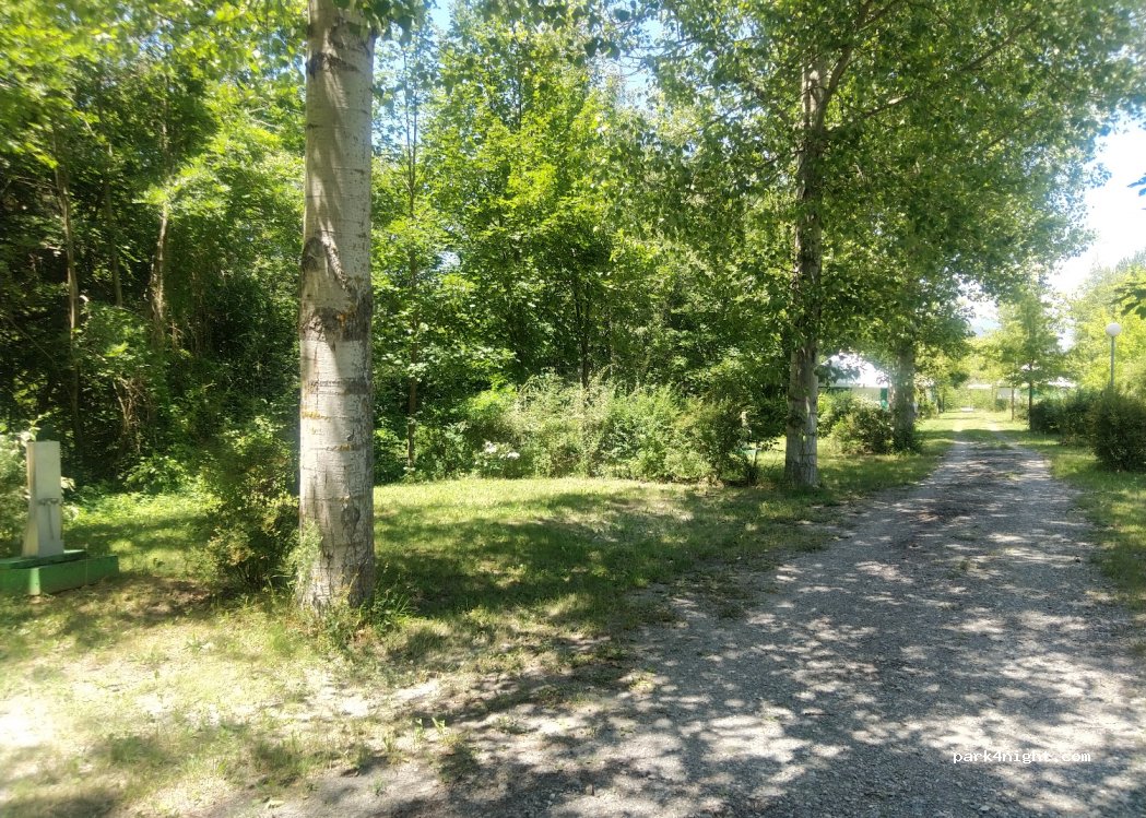 Village de Chalets et Camping La Pierre de l'Aigle — foto 2