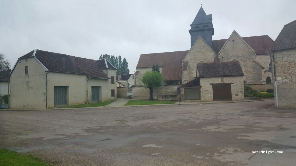 (10110) Bourguignons - 1 Place du Moulin — foto
