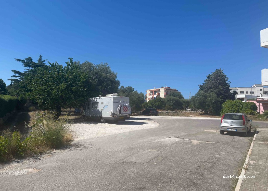 (70010) Locorotondo - 246 Via Alberobello — foto