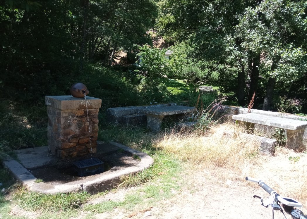 (37760) Linares de Riofrío - Unnamed Road — foto